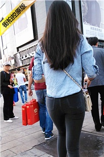 一路跟拍紧身牛仔裤翘臀长发美眉[521M/MP4]