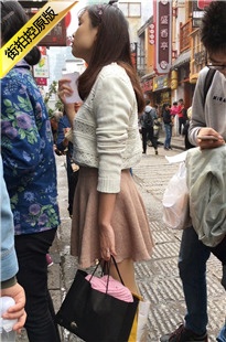 排队的高挑短裙肉丝美眉[1.19G/AVI]