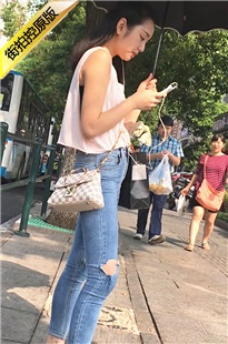 街拍极品翘臀牛仔裤美眉[412M/MOV]