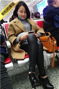 4K-车站候车室拍摄黑色皮裤美MM[667M/MP4]