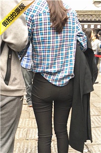 街拍黑色牛仔裤性感圆润翘臀美眉[217M/MOV]