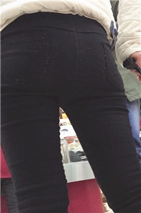 跟拍黑色紧身美女和男友买吃的[1.52G/MP4]