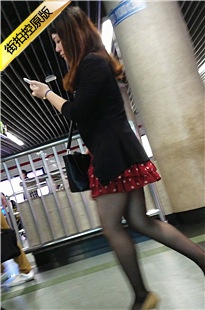 地铁跟拍碎花红色短裙黑丝漂亮美女[534M/MP4]