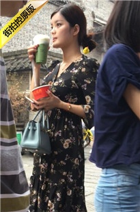 清纯碎花长裙美眉在等人[460M/MOV]