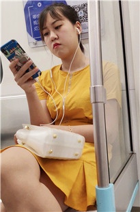 4K-地铁上黄色短裙美女[986M/MP4]