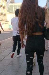 黑色饱满牛仔裤美女[163M/MP4]