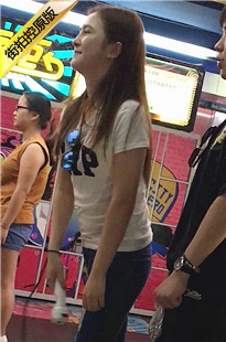 玩电玩的蓝色紧身牛仔裤圆臀美眉[227M/MOV]