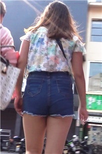 丰满的牛仔热裤妹子，月牙儿都出来了[129M/MTS]