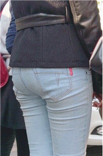 小妹浅色牛仔裤完美展现曲线美[142M/MP4]