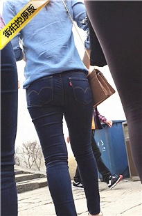 逛古街的极品圆润翘臀牛仔裤美眉，直击三角区[978M/MOV]