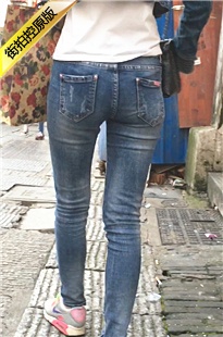 蓝色紧身牛仔裤美女排队买饮料[429M/MOV]