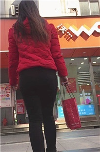 红黑搭配眼镜店美女服务员[839M/MP4]