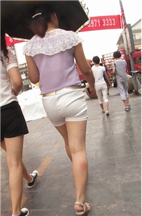 白色-诱人透亮热裤美眉逛街，肉臀在扭动着[146M/MP4]