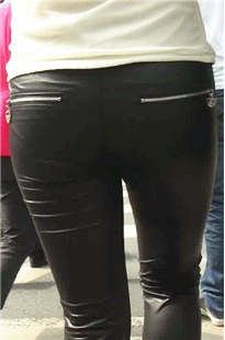 黑色紧身皮裤丰满圆润美臀美眉[224M/MP4]