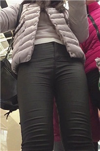 灰色皮裤美女逛街[1.46G/MP4]