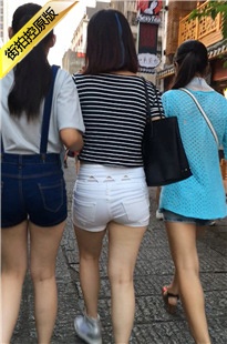 街拍两个紧绷牛仔热裤极品圆润翘臀美眉[335M/MOV]