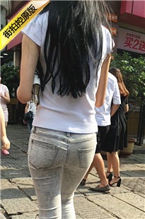 灰色紧身牛仔裤性感圆润翘臀妹子[279M/MOV]