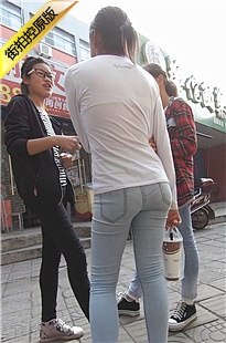 这牛仔裤妹子年纪轻轻竟有如此翘臀[886M/MP4]