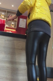 85度C遇黑色紧身布裤美女妈妈[1.31G/MP4]