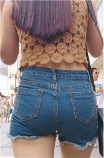 时尚美眉的圆润热裤紧臀诱惑[169M/MP4]