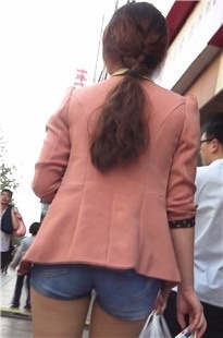 紧身牛仔热裤翘臀美眉[204M/MTS]