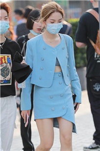 蓝色包屯裙美眉3A1627[498M]