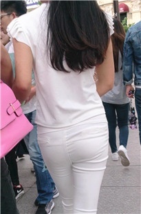 白色紧身裤小妹，娇小玲珑[122M/MP4]