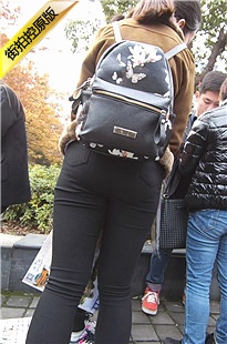 发传单棕衣黑色紧身裤美眉[528M/MP4]