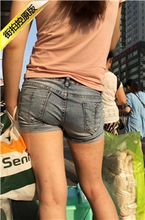 等车的紧身翘臀热裤妹子[693M/AVI]