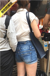 街拍牛仔热裤翘臀白衣美眉[461M/MOV]