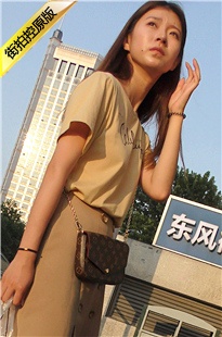 4K-这身材，这脸蛋，这美脚，完全是女神级存在[1G/MP4]