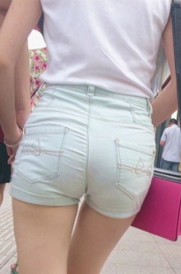 蛮圆润翘臀MM，真让人受不了[125M/MP4]