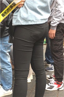 黑色紧身裤翘臀美眉[204M/MOV]