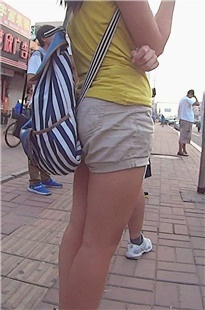 公交车内零距离近拍MM的嫩白大腿[839M/MP4]