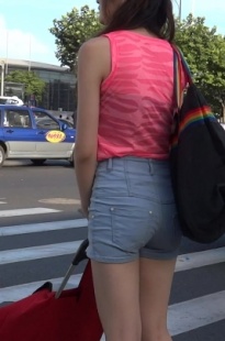 等过马路的紧臀热裤美女[41.4M/AVI]