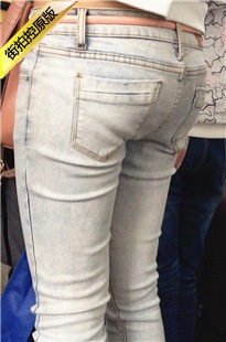 等车的牛仔裤翘臀美眉[197M/MOV]