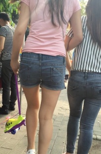 一热裤一紧牛两个美眉[130M/MOV]