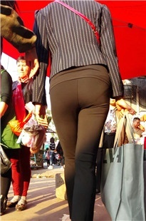 黑裤MM身材好[754M/MP4]