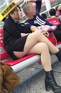 4K-高铁站等车的肉丝高跟皮鞋MM[885M/MP4]