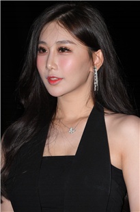 白皙美腿高跟美女3A3675[4.52G]