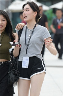 白皙美腿热裤女生3A6875[1.44G]