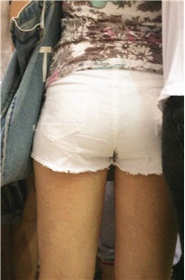 超紧白色热裤宽臀美妇[282M/MOV]