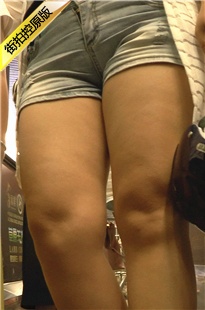 自动扶梯上饱满前三角区的热裤shaofu[155M/M2TS]