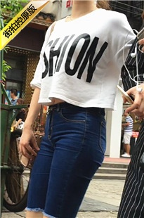 街拍蓝色紧身牛仔裤性感紧绷翘臀妹子[579M/MOV]