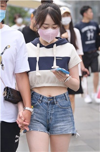 白皙美腿热裤女友3A4865[1.54G]