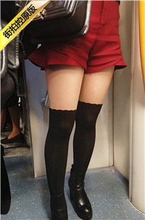 4K-地铁红色短裤黑丝白腿丰满美眉[711M/MP4]