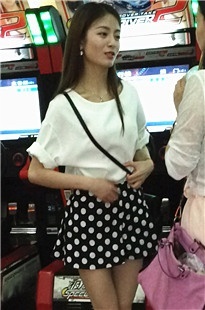 电玩场上陪男朋友打机的超级sao嫩腿美眉[1.01G/MP4]