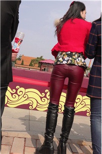 【4K超清画质】佛庙里的长靴红皮裤MM [691M/MP4]