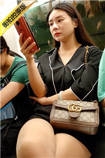 4K-地铁上玩手机的丝腿美女[1.51G/MP4]
