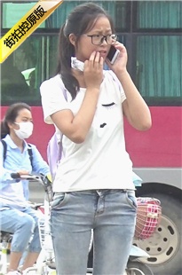 眼镜美眉在等车[586M/MTS]